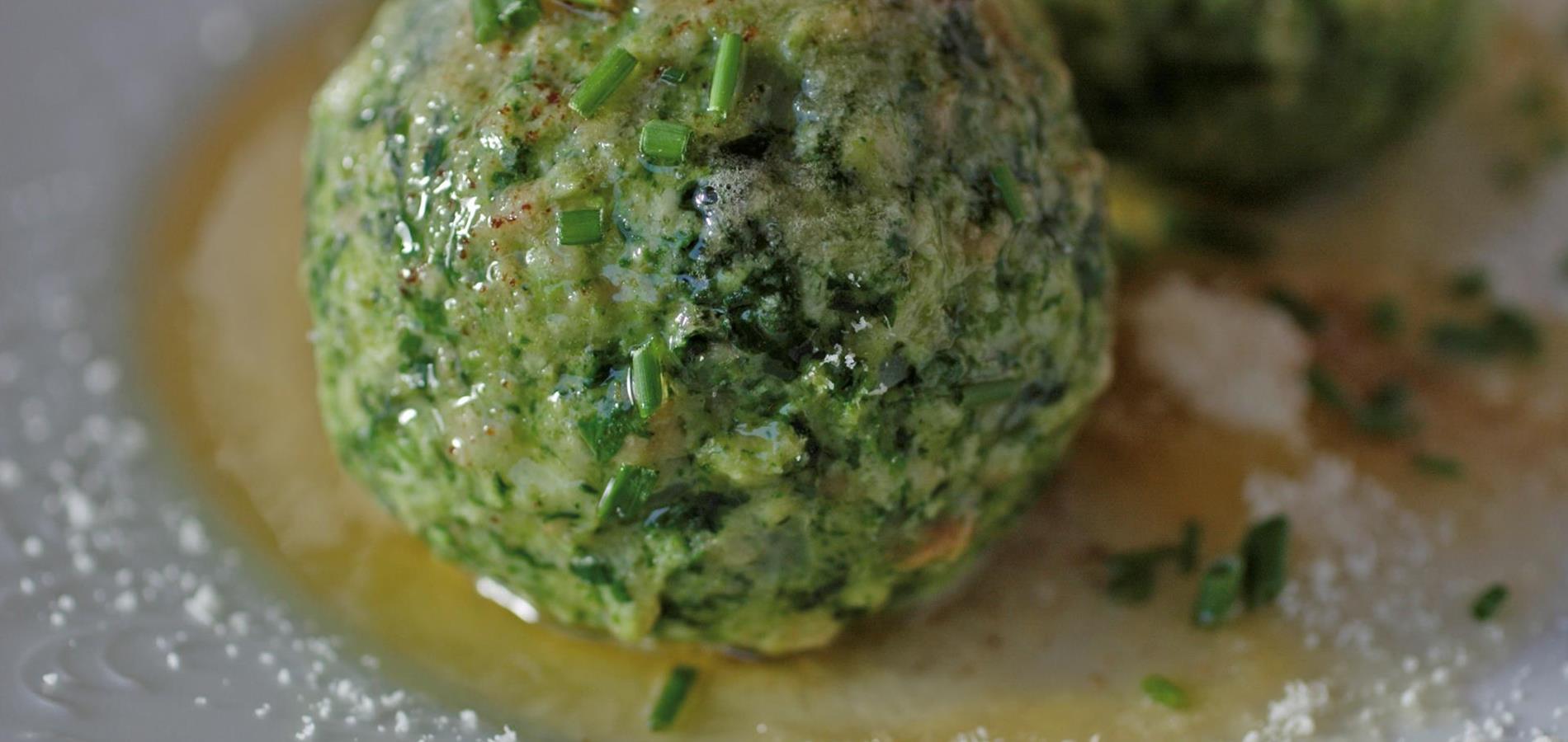 Südtiroler Spinatknödel mit Butter und Parmesankäse