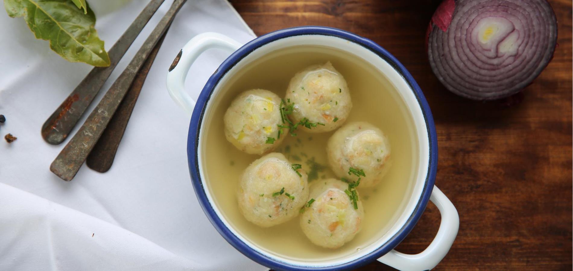 Canederli di pane in brodo vegetale