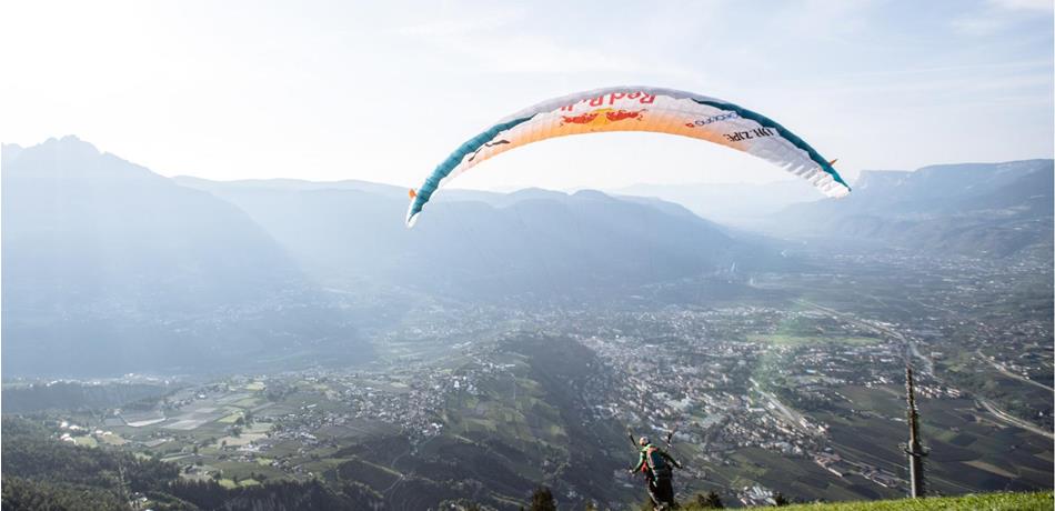 Paragleiten über Dorf Tirol