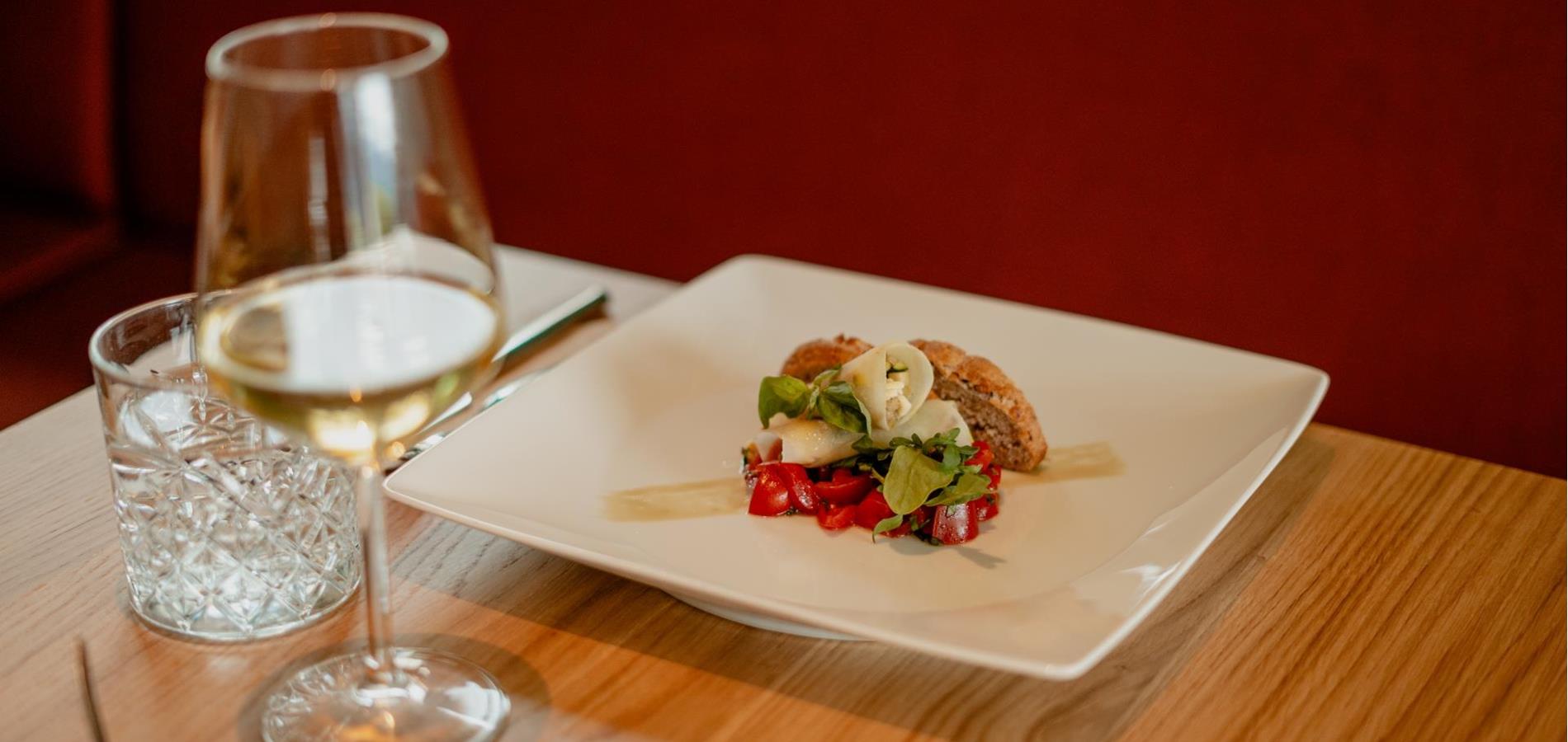 Cannelloni auf Kohlrabi mit frischem Tomatenragout und Rucola