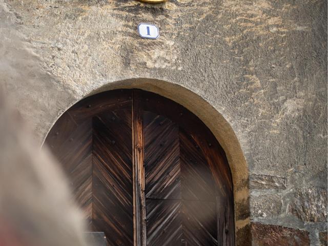 Cancello di legno con l'emblema del sole a Castel Juval - cancello d'ingresso Museo della Montagna Reinhold Messner