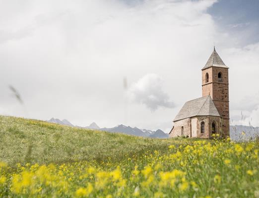 Sehenswürdigkeit-St.-Kathrein-Wiese-Hafling-Voeran-Meran2000-as