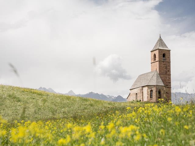 Sehenswürdigkeit-St.-Kathrein-Wiese-Hafling-Voeran-Meran2000-as