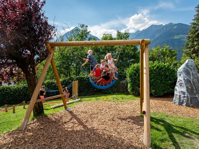 schenna-familie-urlaub-spielplatz-kinder-js