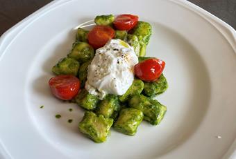 Dinkel-Vollkornkartoffelgnocchi mit Bärlauchpesto, Cocktailtomaten, Büffelmozzarella