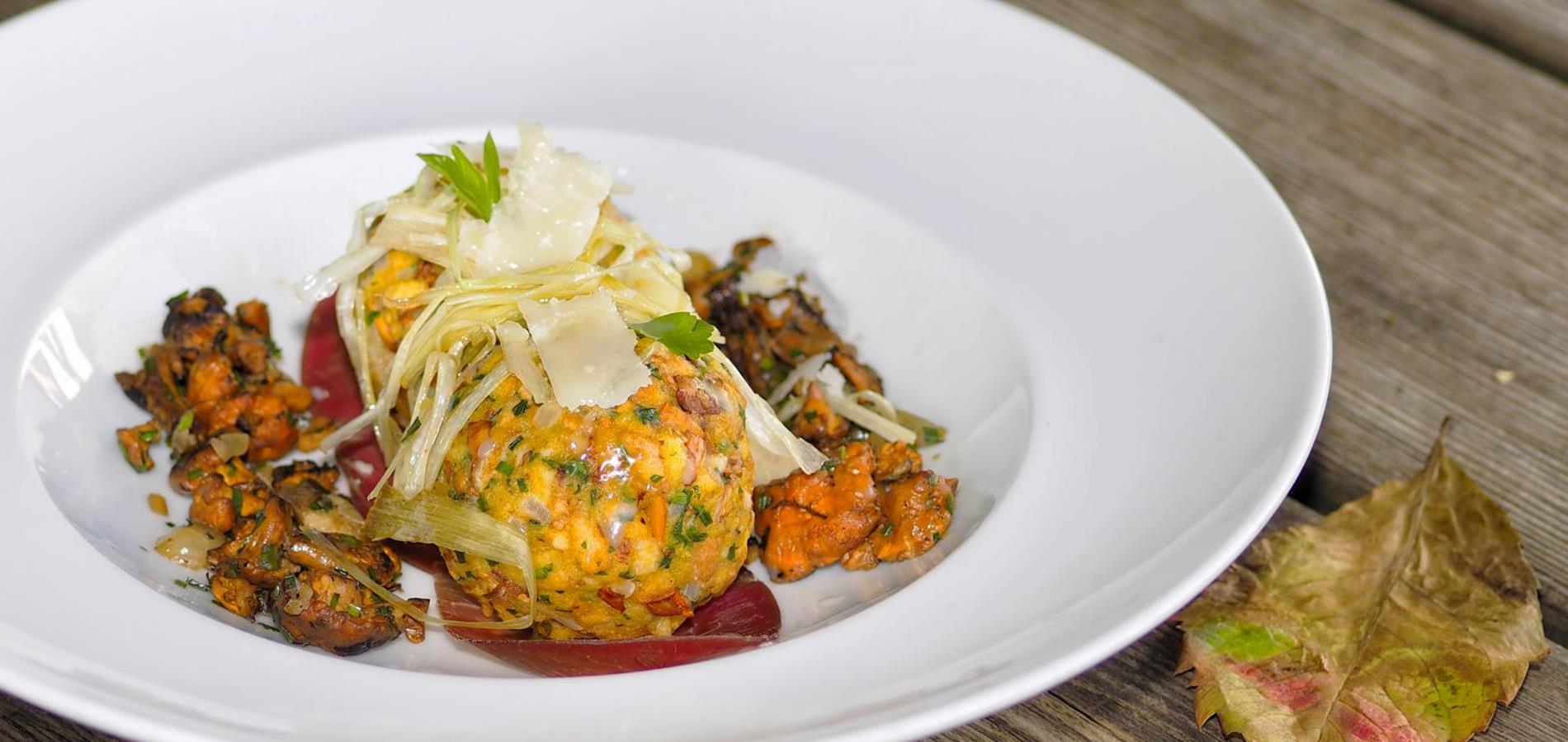 Südtiroler Speckknödel mit Pfifferlingen