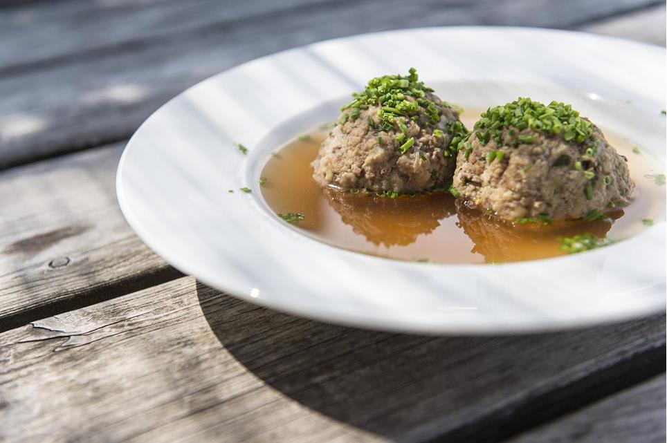 Essen und Trinken-Knödelsuppe Teller Alpin-Partschins-HR