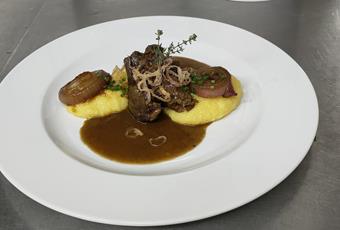 Braten vom Hochlandrind, geschmort in Südtiroler Lagrein, mit cremiger Polenta und Tropea Zwiebel