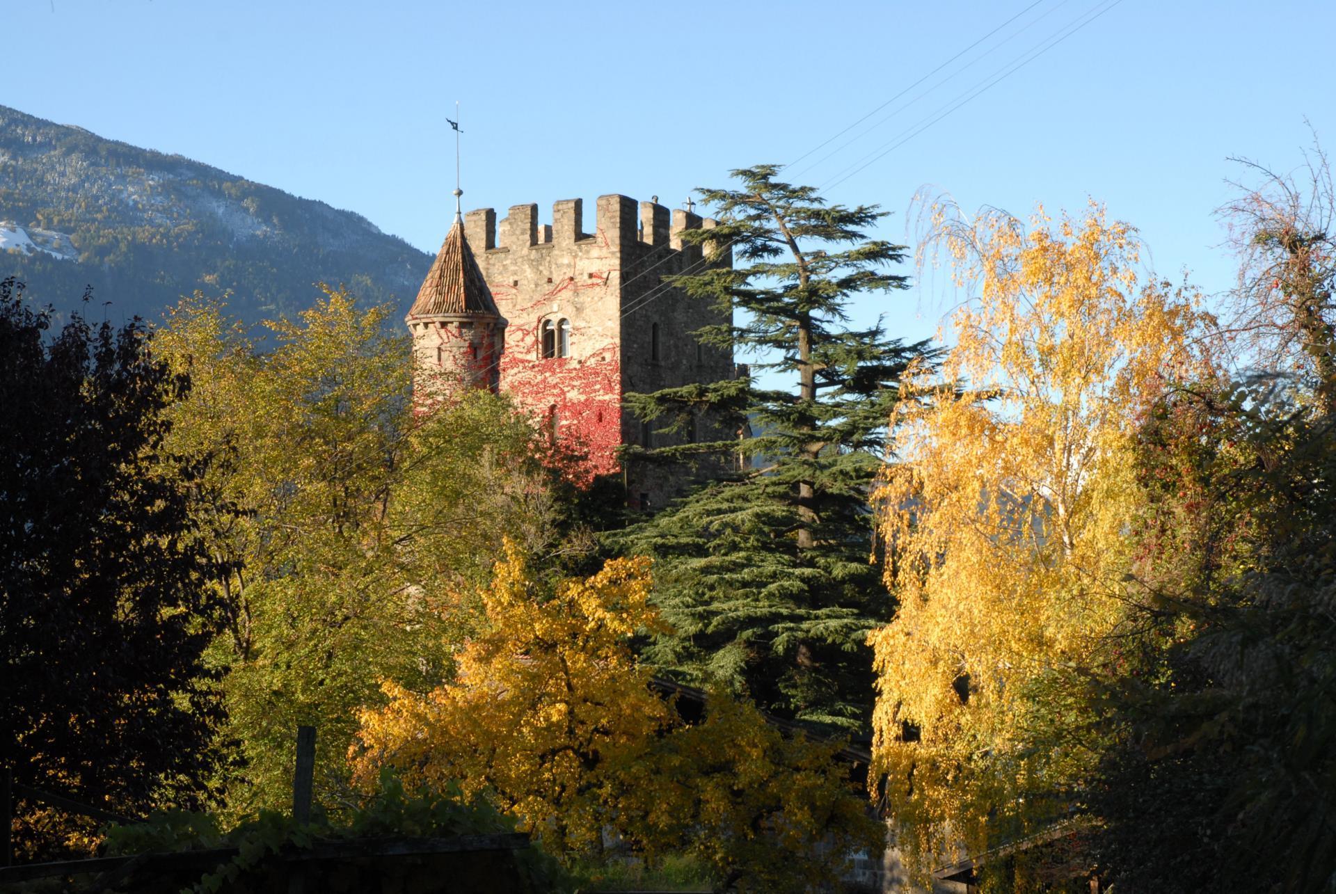 Kultur-Brunnenburg-Herbst-Dorf-Tirol-ip