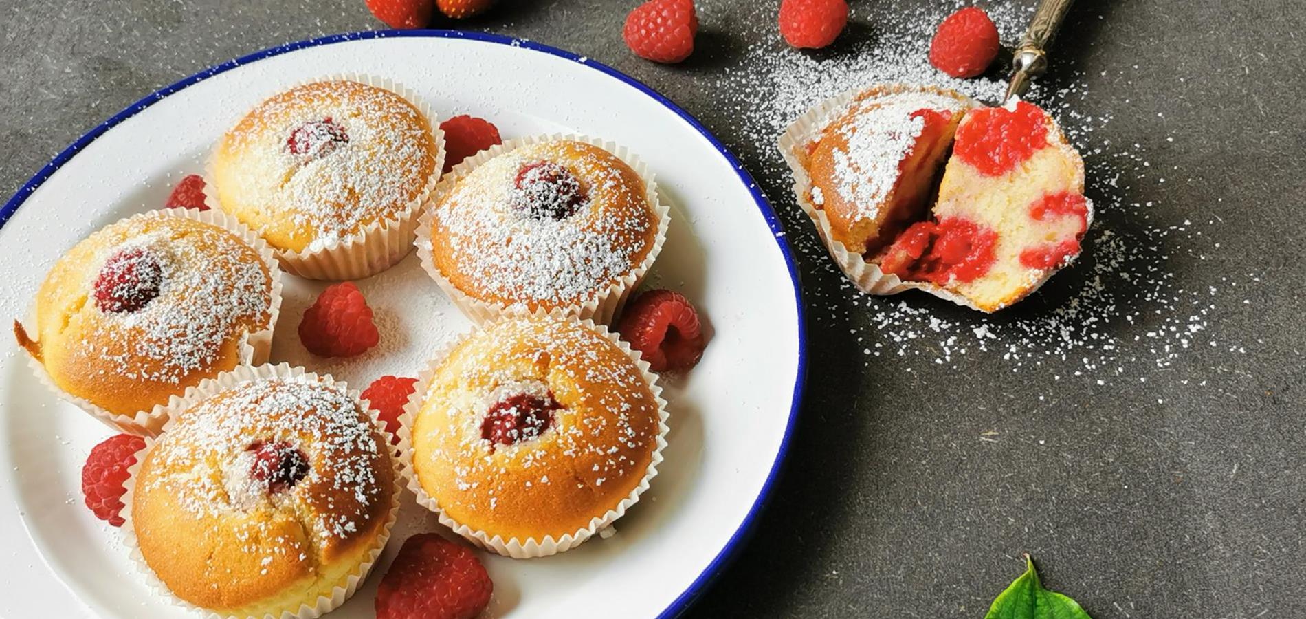 Raspberry mini cakes