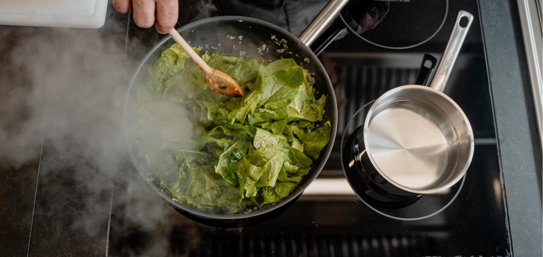Spinat- und Kasnocken mit Radieschen, Schenner Kresse und Salbeibutter