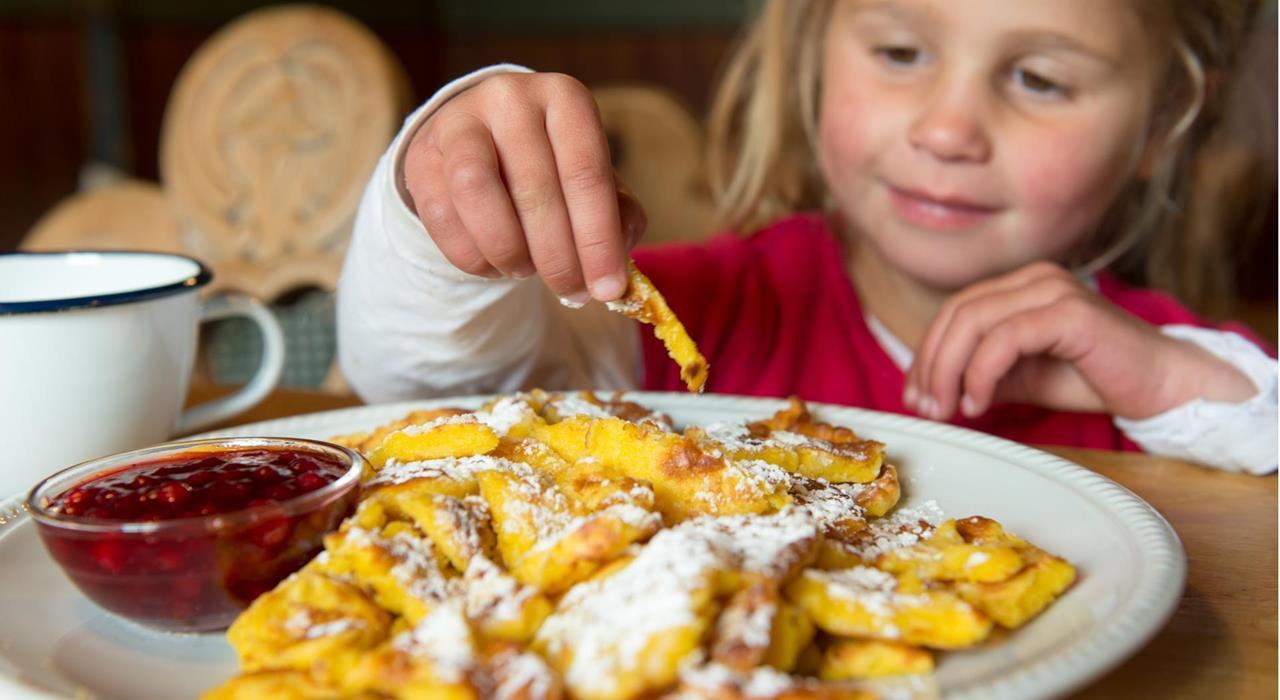 essen-kaiserschmarrn-kind-schnalstal-hr