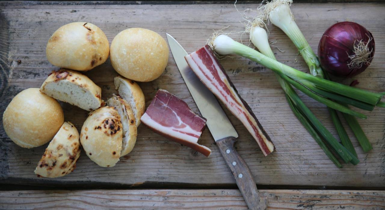 Ciabatta mit Speck und Zwiebel