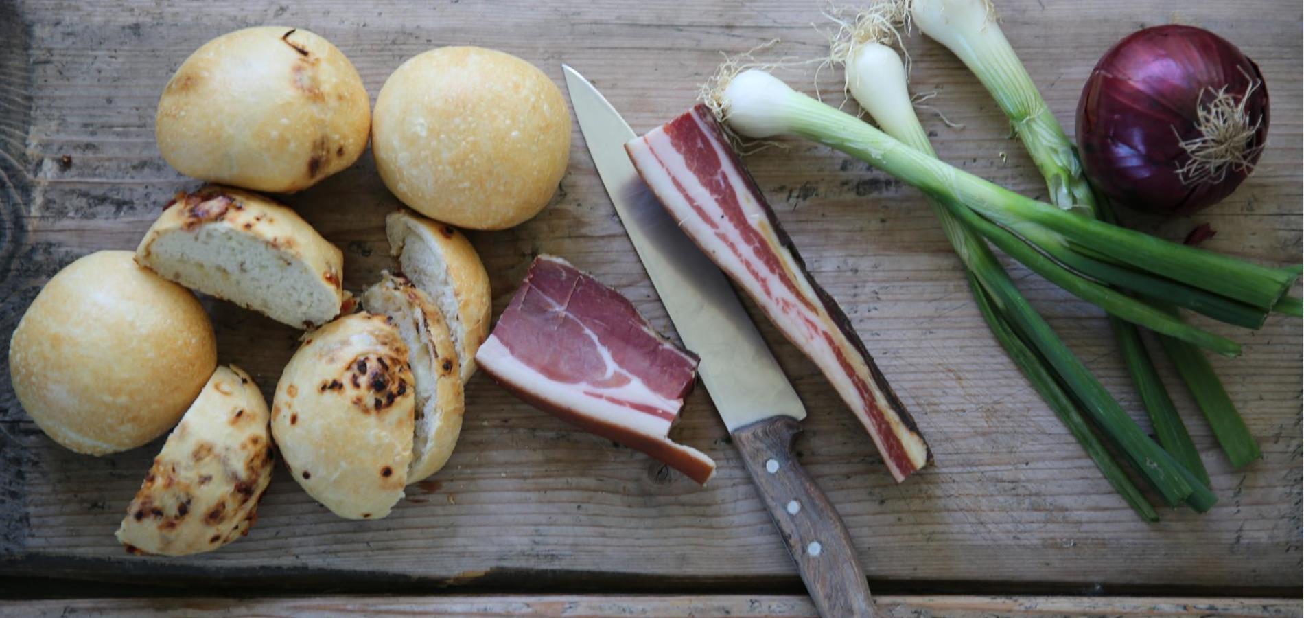 Ciabatta mit Speck und Zwiebel