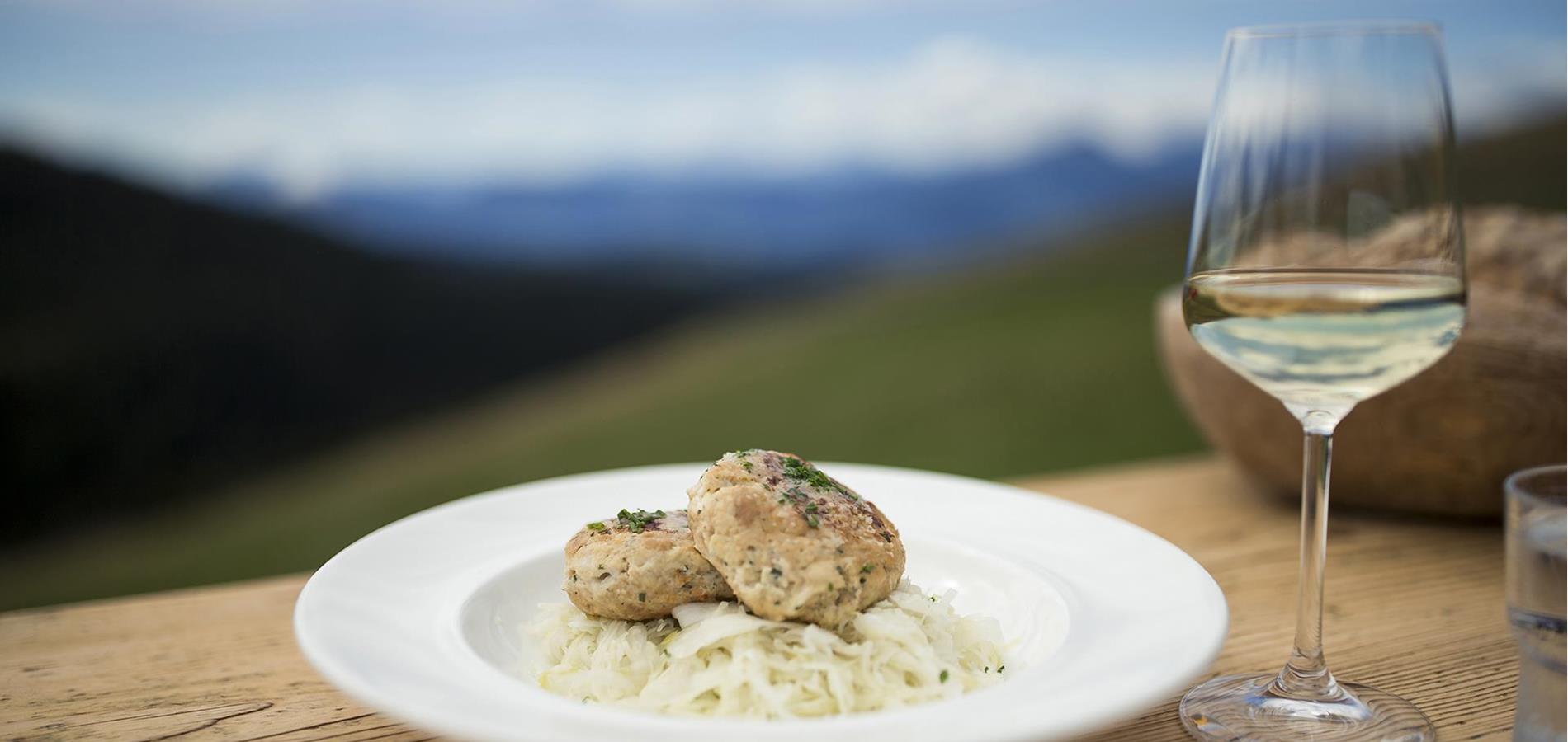 Knödel, Wein und Fernblick in Hafling, Vöran und Meran 2000