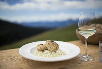 Canederli, vino e vista panoramica ad Avelengo, Verano e Merano 2000