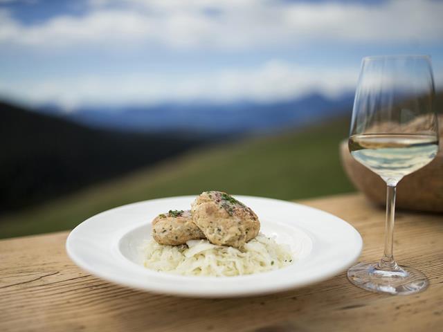 Knödel, Wein und Fernblick in Hafling, Vöran und Meran 2000