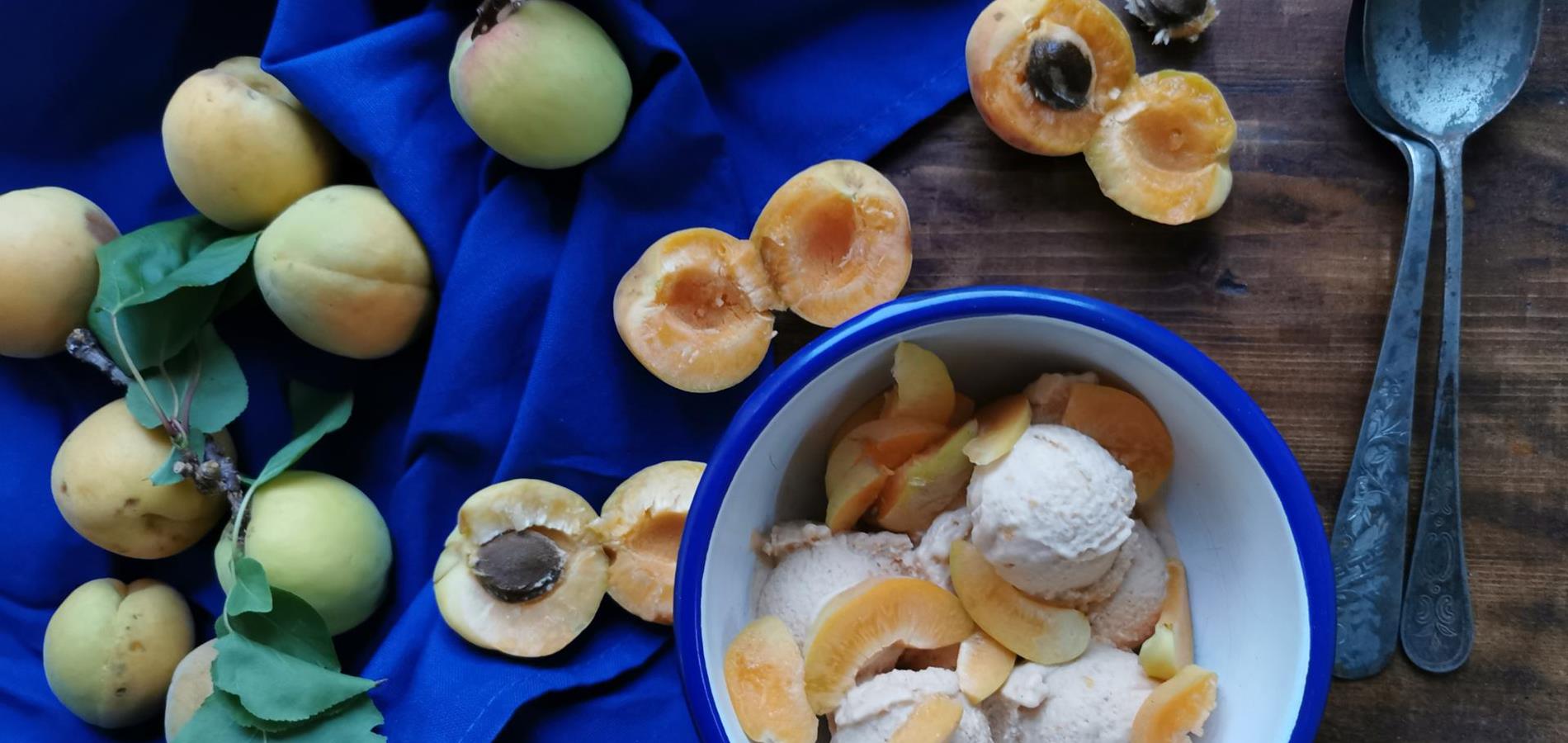 Apricot ice cream “Tschelatti”