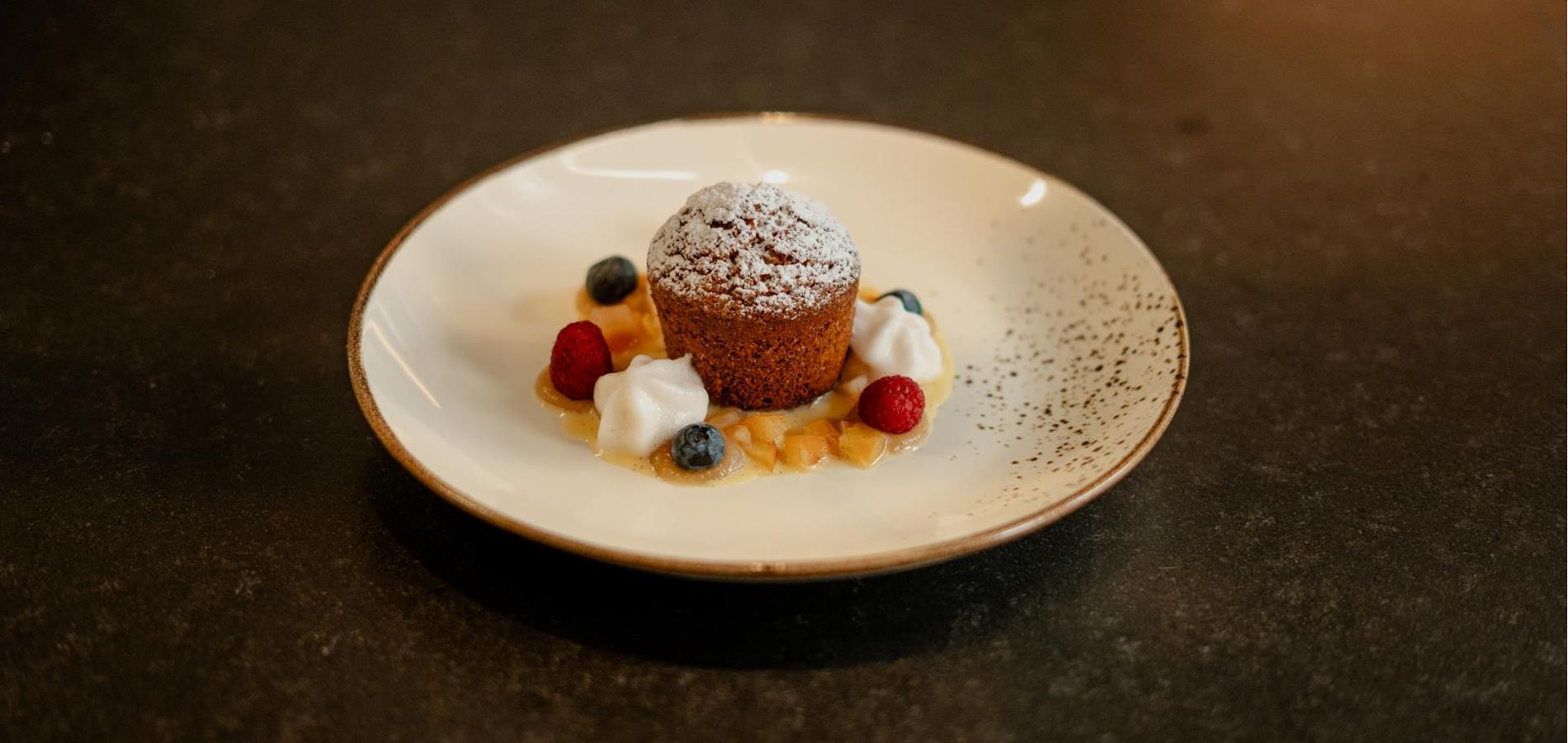 Mohn-Apfeltörtchen mit Fruchtkompott aus Schenna und feinem Apfelspuma