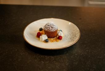 Mohn-Apfeltörtchen mit Fruchtkompott aus Schenna und feinem Apfelspuma