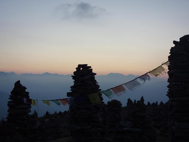 Gli ometti di pietra sopra Verano all'alba