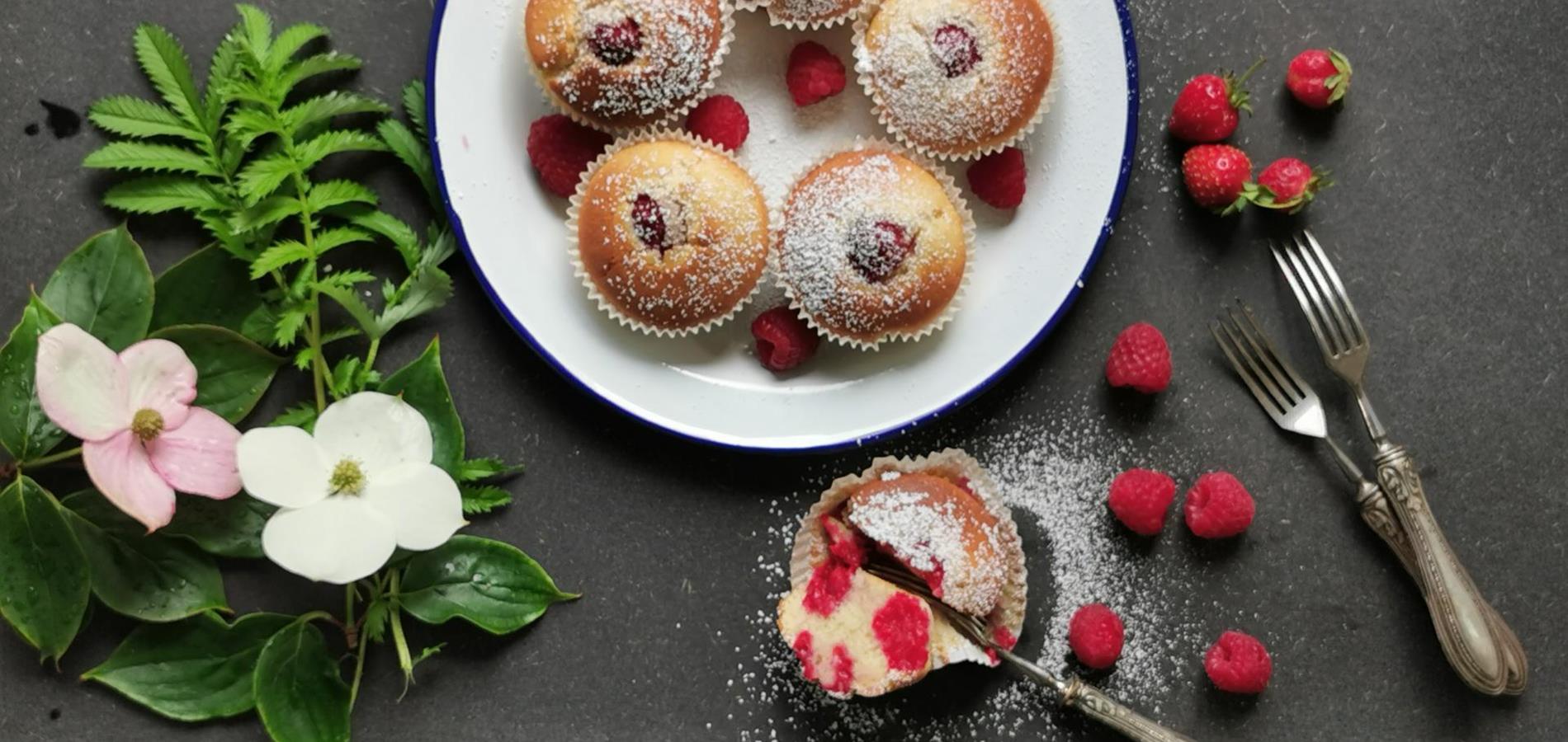 Raspberry mini cakes