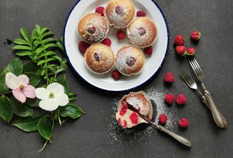 Raspberry mini cakes