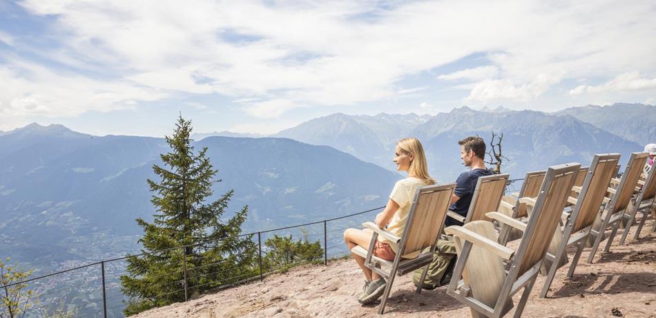 Atemberaubende Aussicht vom Knottnkino auf das Etschtal und die Berge rund um Meran und Bozen