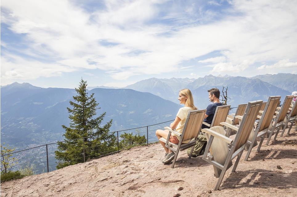 Atemberaubende Aussicht vom Knottnkino auf das Etschtal und die Berge rund um Meran und Bozen