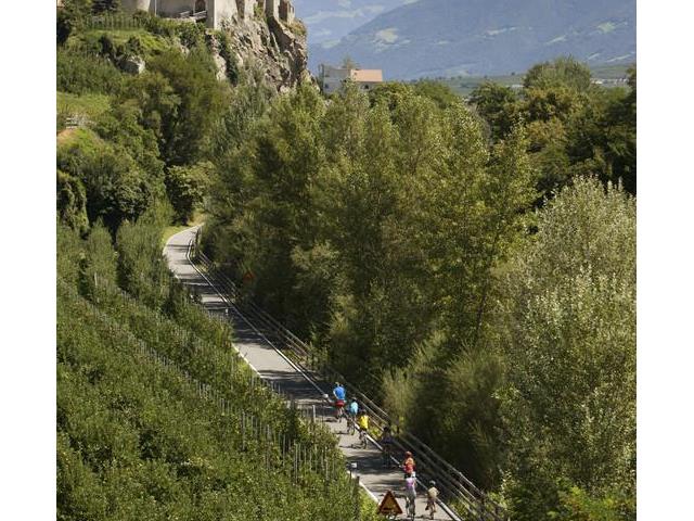 La bella pista ciclabile vicino a Castelbello in Val Venosta