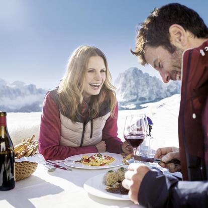 Skifahren und Südtiroler Köstlichkeiten im Skigebiet Meran 2000