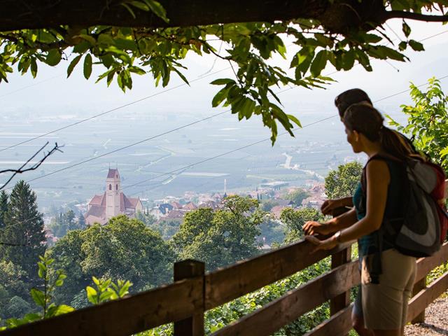 Natur&Kultur-Waalweg Ausblick auf Kirche-Marling-gp