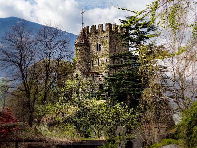 Kultur-Brunnenburg-Dorf-Tirol-re