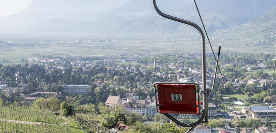 Der Sessellift ist die schnellste und bequemste Verbindung von Dorf Tirol direkt ins Zentrum von Meran.