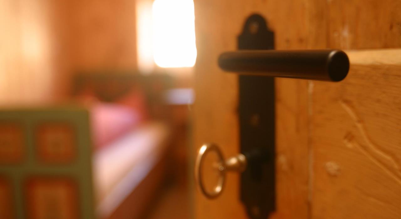 unterkunft-holztür-schnalstal-sa