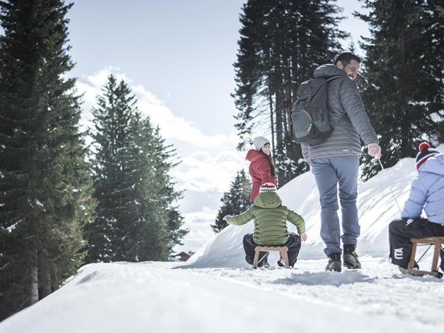 Familie-Familienangebote-im-Winter-Rodeln-Hafling-Voeran-Meran2000-mk