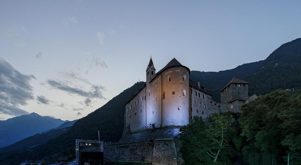 schlossfstspiele-die-auffuehrugen-finden-in-der-vorburg-von-schloss-tirol-statt