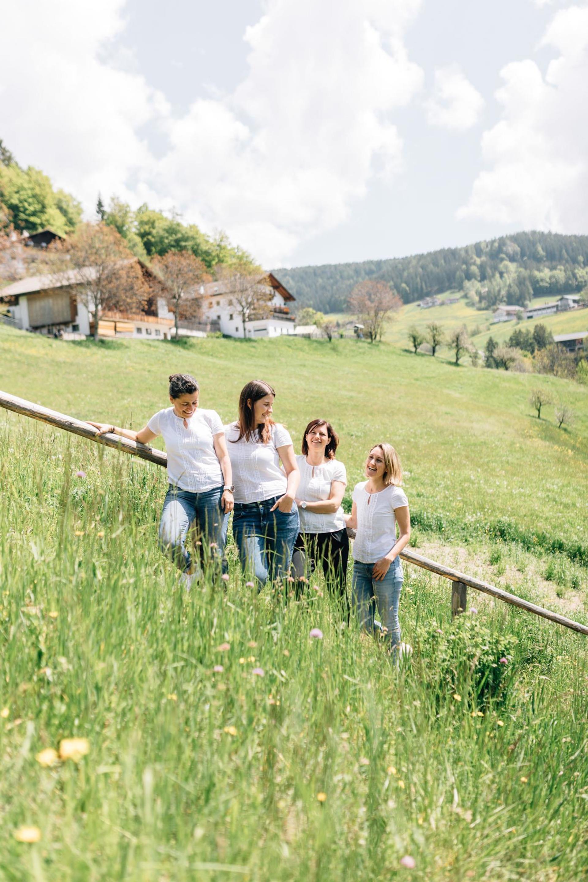 2023-fotoshooting-mitarbeiterinnen-benjaminpfitscher-35