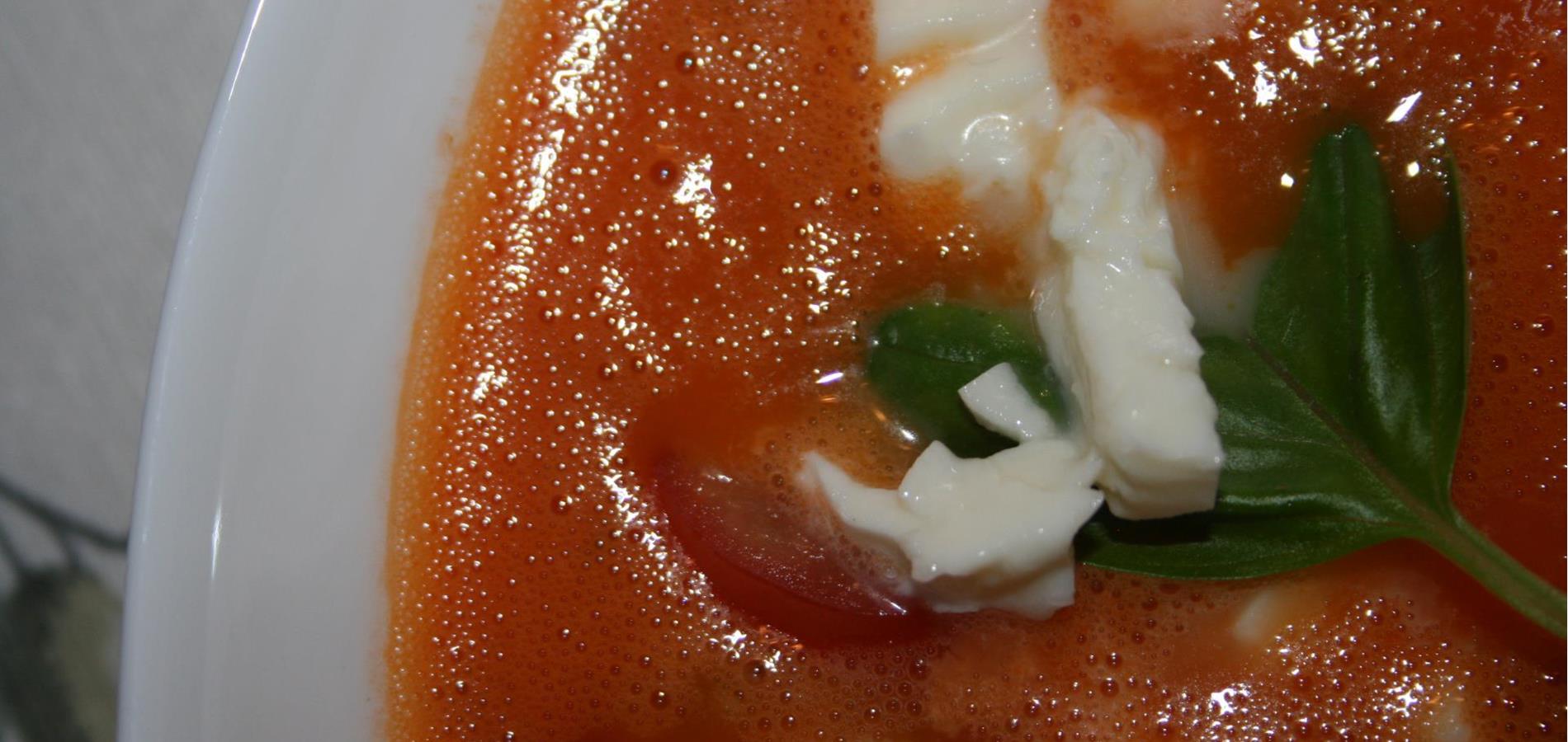 Paradeis-Suppe (Tomatensuppe) mit Mozzarella und frischem Basilikum