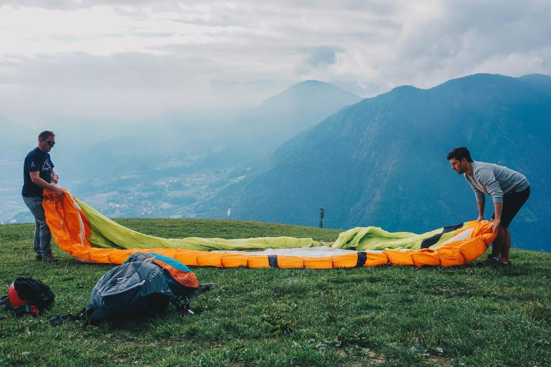 oliver-milczarek-travelwhisper-aufbau-paragleiten-berge