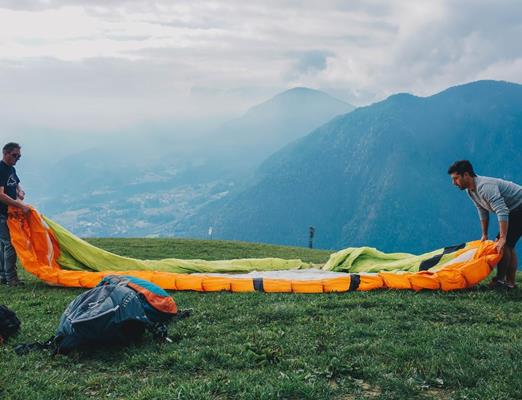 oliver-milczarek-travelwhisper-aufbau-paragleiten-berge