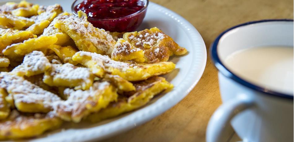 Der Kaiserschmarrn ist auf vielen Speisekarten der Gasthöfe und Hütten in Hafling, Vöran und Meran 2000 zu finden