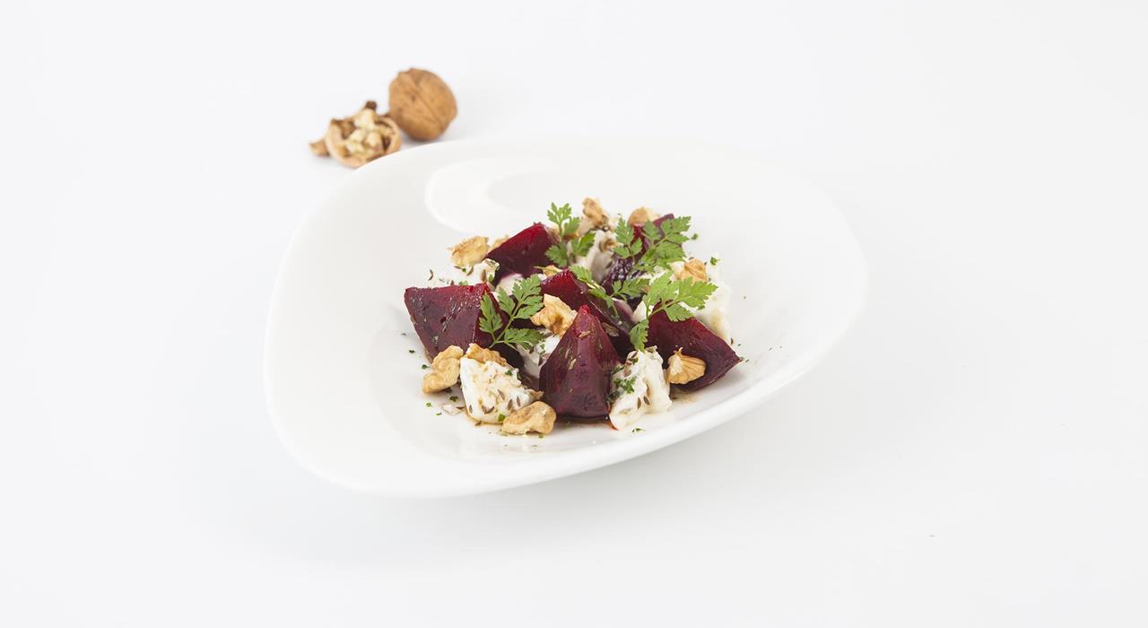 Barbabietole rosse con burrata e noci