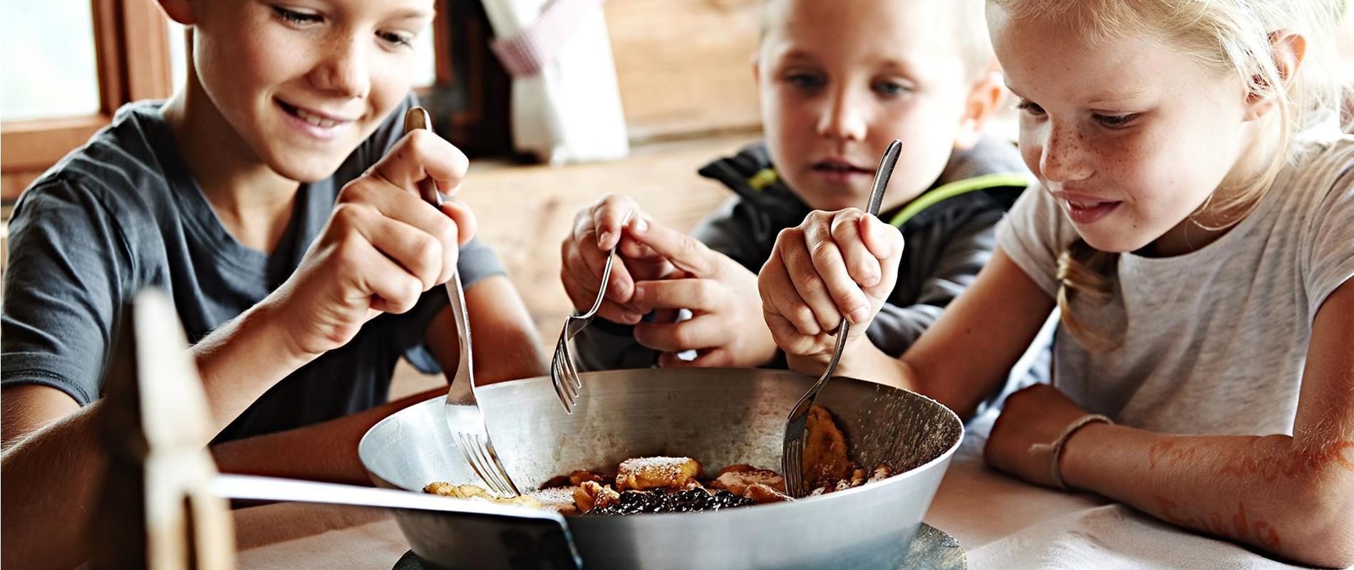 Mangiare-e-bere-bambini-rifugio-Avelengo-Verano-Merano2000-mf