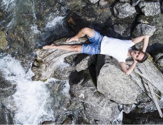 Gesundheit-Wasserfall Mann liegend Klimatherapie-Partschins-HR