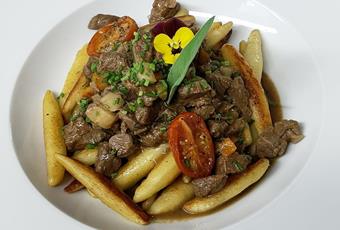 Schupfnudeln (gnocchetti affusolati di patate e ricotta) con burro salvia e ragù di agnello