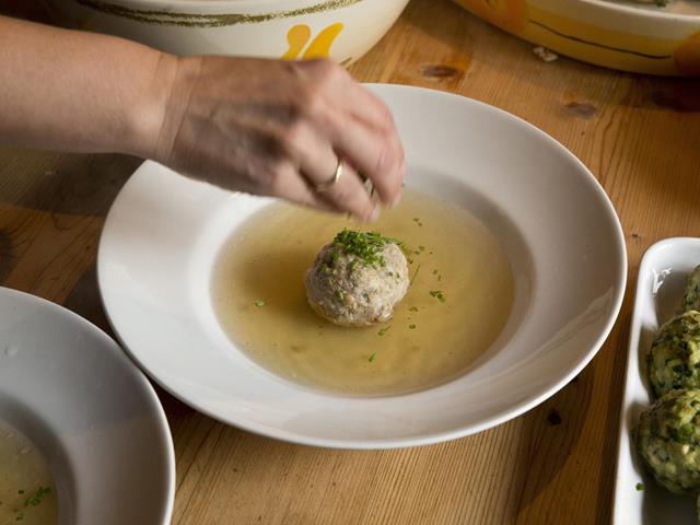 Essen und Trinken-Kulinarik-Südtiroler Knödelsuppe-Lana und Umgebung-dape