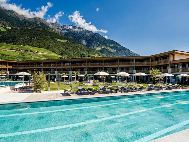 90-hotel-prokulus-25m-sportbecken-mit-bergpanorama