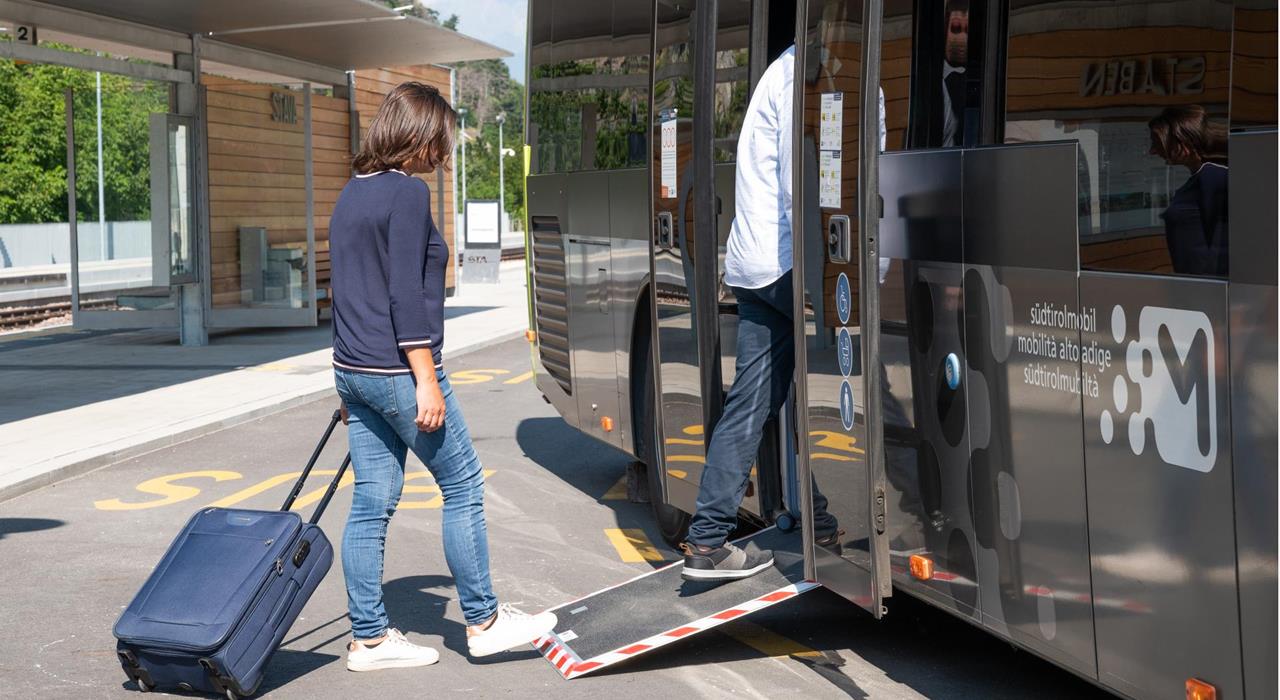 idm-sta-oeffentliche-verkehrsmittel-bus-zug-bahnhof-2020-30