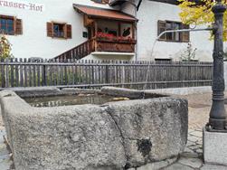 Achtsam am Berg - Dorfbrunnen Geroldplatz - Trinkwasserfüllpunkt